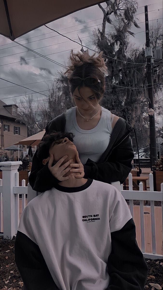 ______ ______ ______ ______ _______
     ← ⚪kylejmal                  
               just now

i wanted a kiss and she gave me a weird look