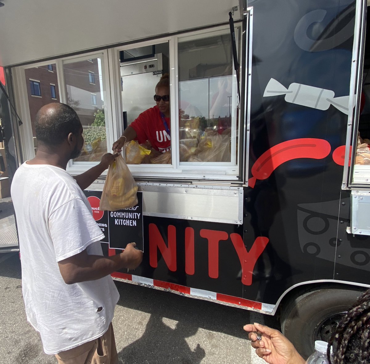 SchnuckMarkets's tweet photo. Flood relief efforts underway at our Lindell store — we are handing out free lunches while supplies last. https://t.co/KeloAAu2S4