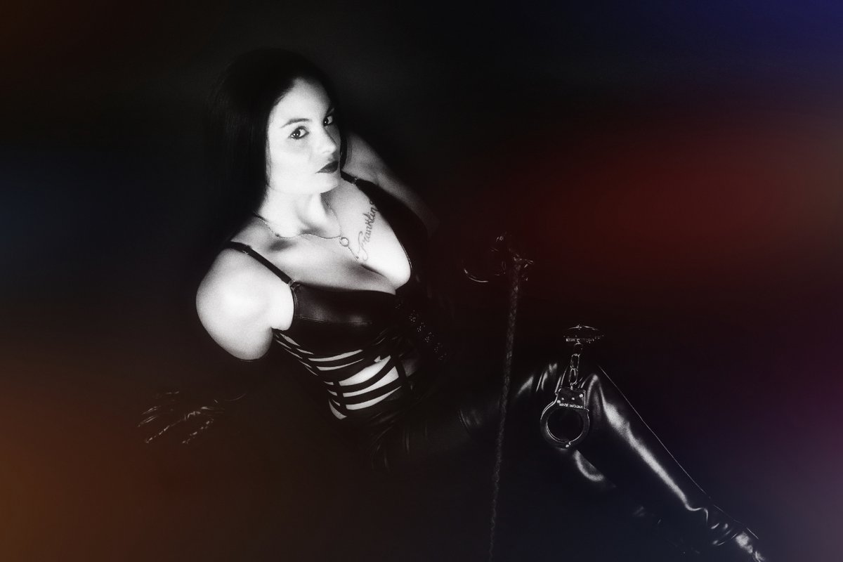 Sé lo que quiero y lucho por ello, sé lo que no quiero y lo rechazo de forma tajante. No busques encontrar solo a una bella, sensual y elegante mujer porque soy mucho más que sólo eso.
mtr.bio/domina-sadie
#FemDom #femdommadrid #bdsmmadrid #domina
