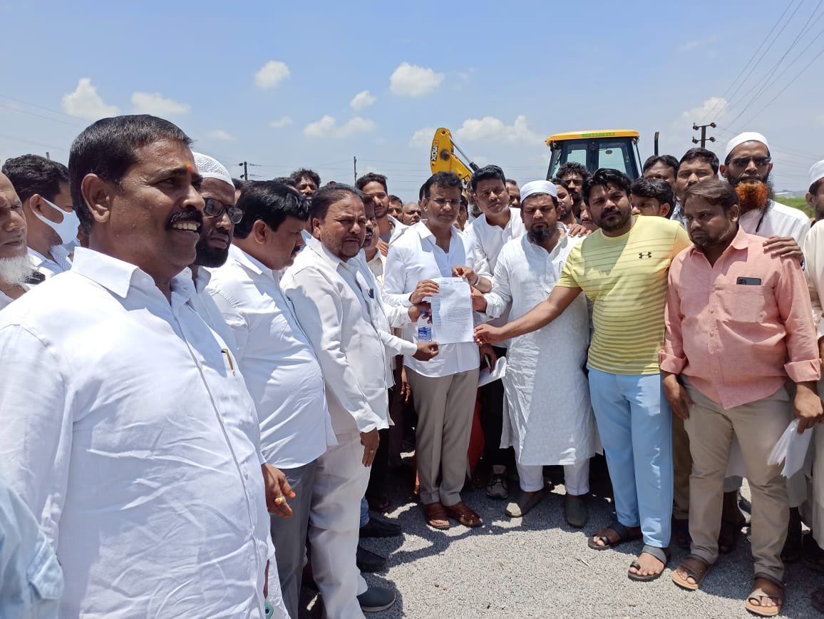 mohammedazambrs's tweet photo. Special Thanks to our MLA k.p Vivekananda garu for visiting #eidghamaqdumnagar and graveyard @Quthbullapur_ @kp_vivekanand @cruzesadiq @SYED_ASLAM1 @AhmedShareef0 @ArfathShaik15 @RudraAshok2 https://t.co/eQsA6pg34V