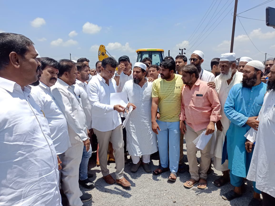 mohammedazambrs's tweet photo. Special Thanks to our MLA k.p Vivekananda garu for visiting #eidghamaqdumnagar and graveyard @Quthbullapur_ @kp_vivekanand @cruzesadiq @SYED_ASLAM1 @AhmedShareef0 @ArfathShaik15 @RudraAshok2 https://t.co/eQsA6pg34V