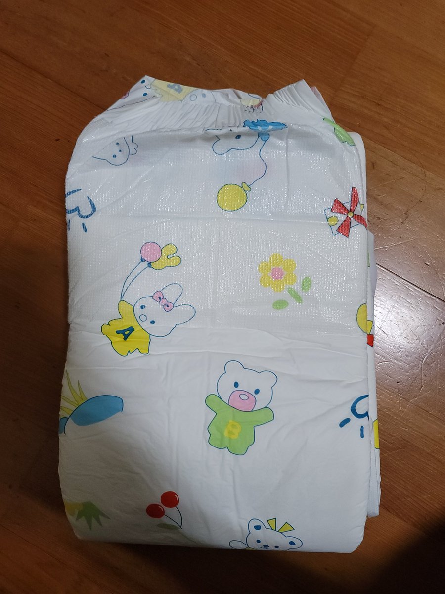 suhank121's tweet photo. 今天難得家人不在家，試試看新偷買的
尿布，包起來的感覺真的不錯，還加了一塊尿墊，這下整個脚都合不起來了，而且圖案真的好看 https://t.co/ZoPbe8mT9k