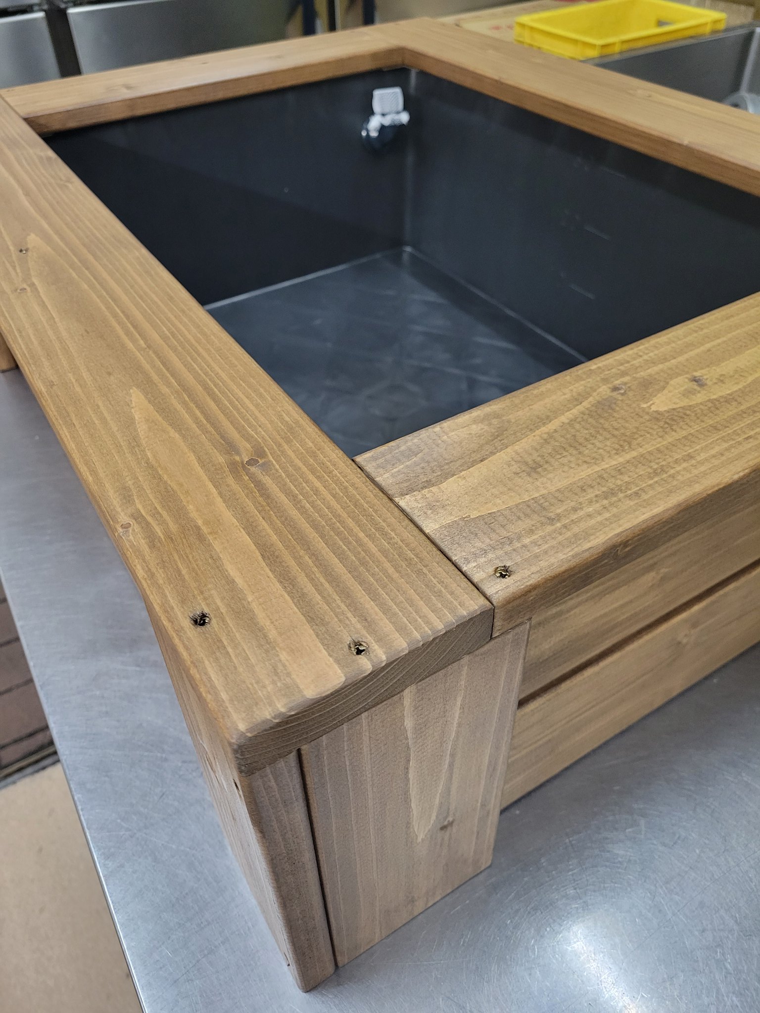 majikata様オーダー品　ビオトープ木枠　トロ舟60用　網枠付き ビオトープ木枠 赤長 トロ舟60L用 網枠付き 【オーダー後製作