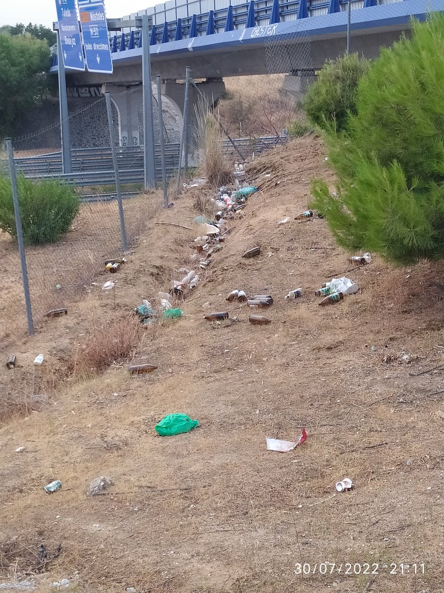 El camino desde #Alcorcón al Lago Polvoranca da ASCO!!! Botellas, escombros, toallitas, mascarillas, comprensas... Estas fotos son sólo un ejemplo de como está todo. <a href="/SantiagLlorente/">Santiago Llorente</a> cuándo se va a limpiar??? No os da vergüenza???? <a href="/AytoLeganes/">Ayuntamiento de Leganés</a> <a href="/DefensorPuebloE/">Defensor del Pueblo</a> #Leganés