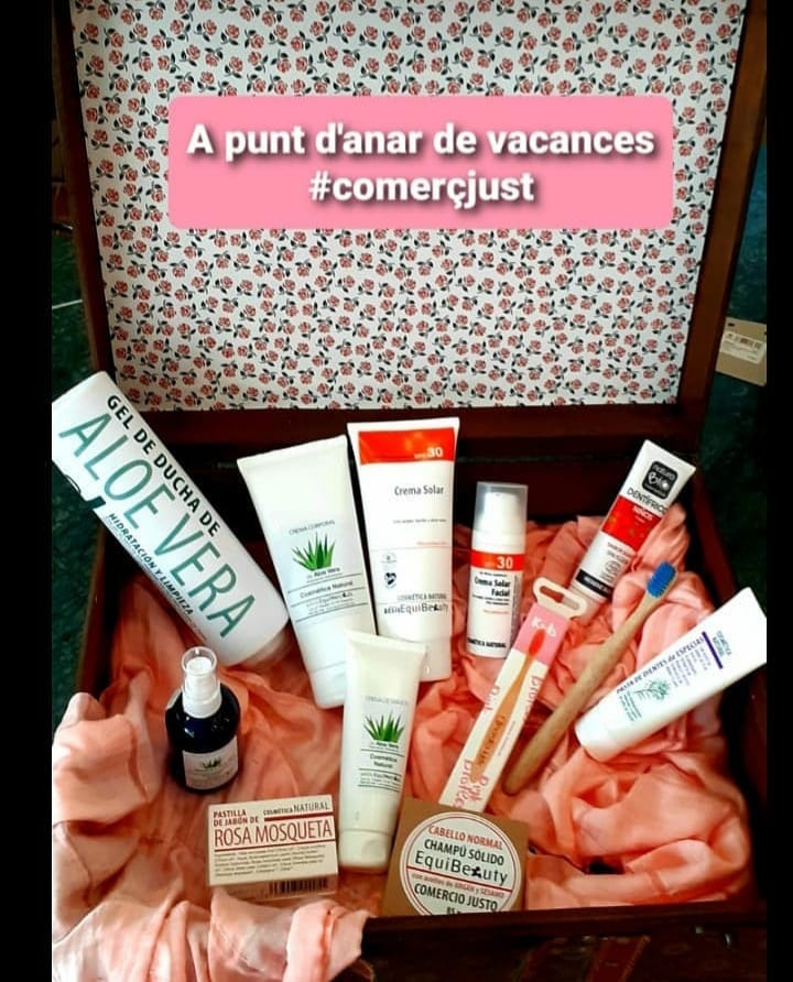La Botiga Solidària serà oberta tot l'agost de 6 a 9 de la tarda. Recordeu per vacances, a la maleta o a la bossa sempre amb lo JUST 😊 #comerçjust  #consumresponsable #consumconscient #lapeixateria #higene