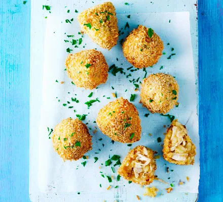 MozartCircleCN's tweet photo. While writing, @MozartCircle is eating the delicious Brazilian #Coxinhas chicken spiced croquettes, while listening to Great #VillaLobos collection:
12 #Choros
9 #BachianasBrasileiras
+ #MajorWorksForSoloGuitar,
with #AndersMiolin, @osesp, #JohnNeschling,
@Diapasonmag #dOr! #ff https://t.co/epxxSrNint