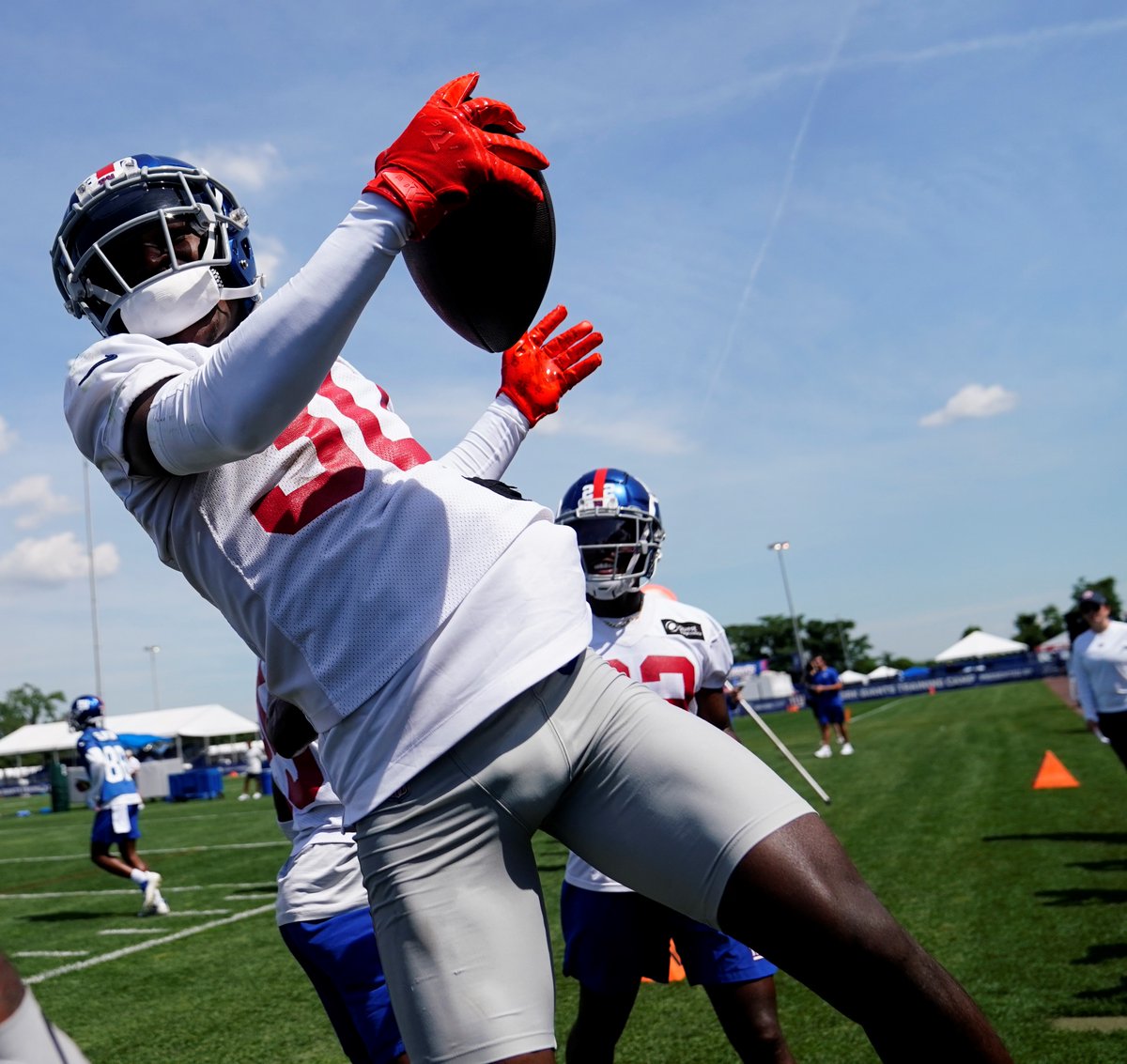art_stapleton's tweet photo. Darnay Holmes' secret to his hot start in #Giants training camp with his fourth takeaway Saturday in as many practices, including three INTs: "My mind is at ease."
How @ProwayDarnay is out to earn his spot https://t.co/QjDqOkyUET via @northjersey https://t.co/5drU0Xm2IJ
