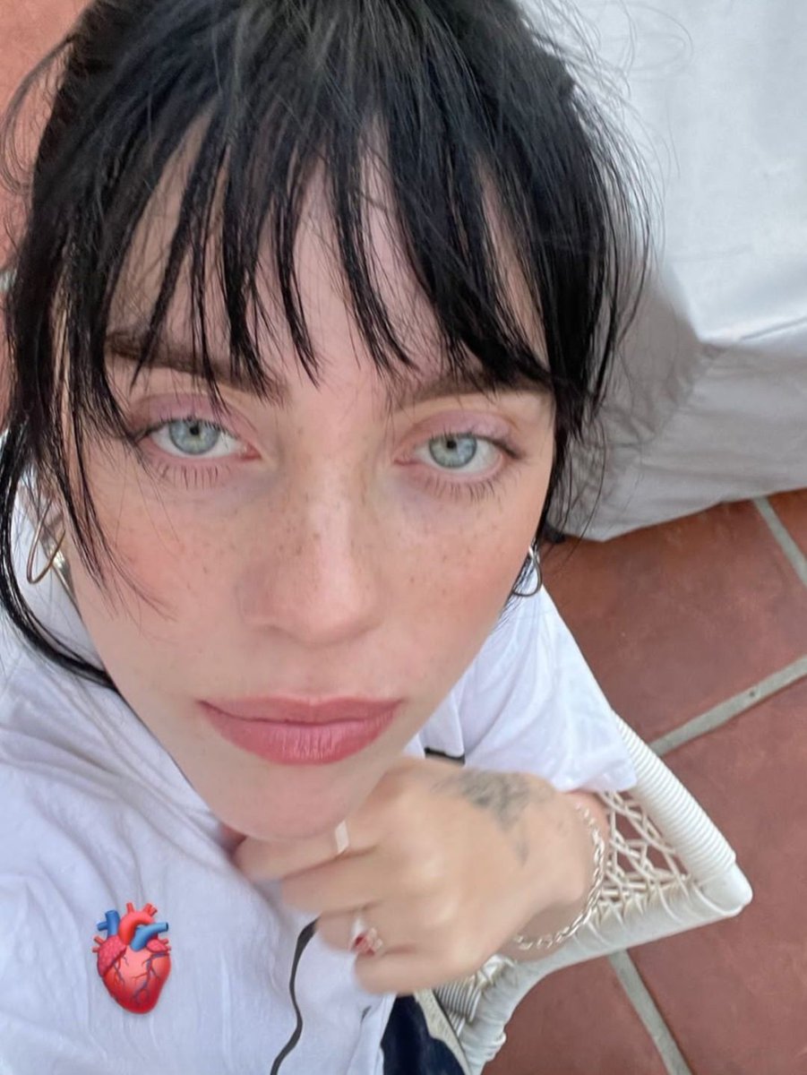 safseilish's tweet image. this picture of billie eilish.