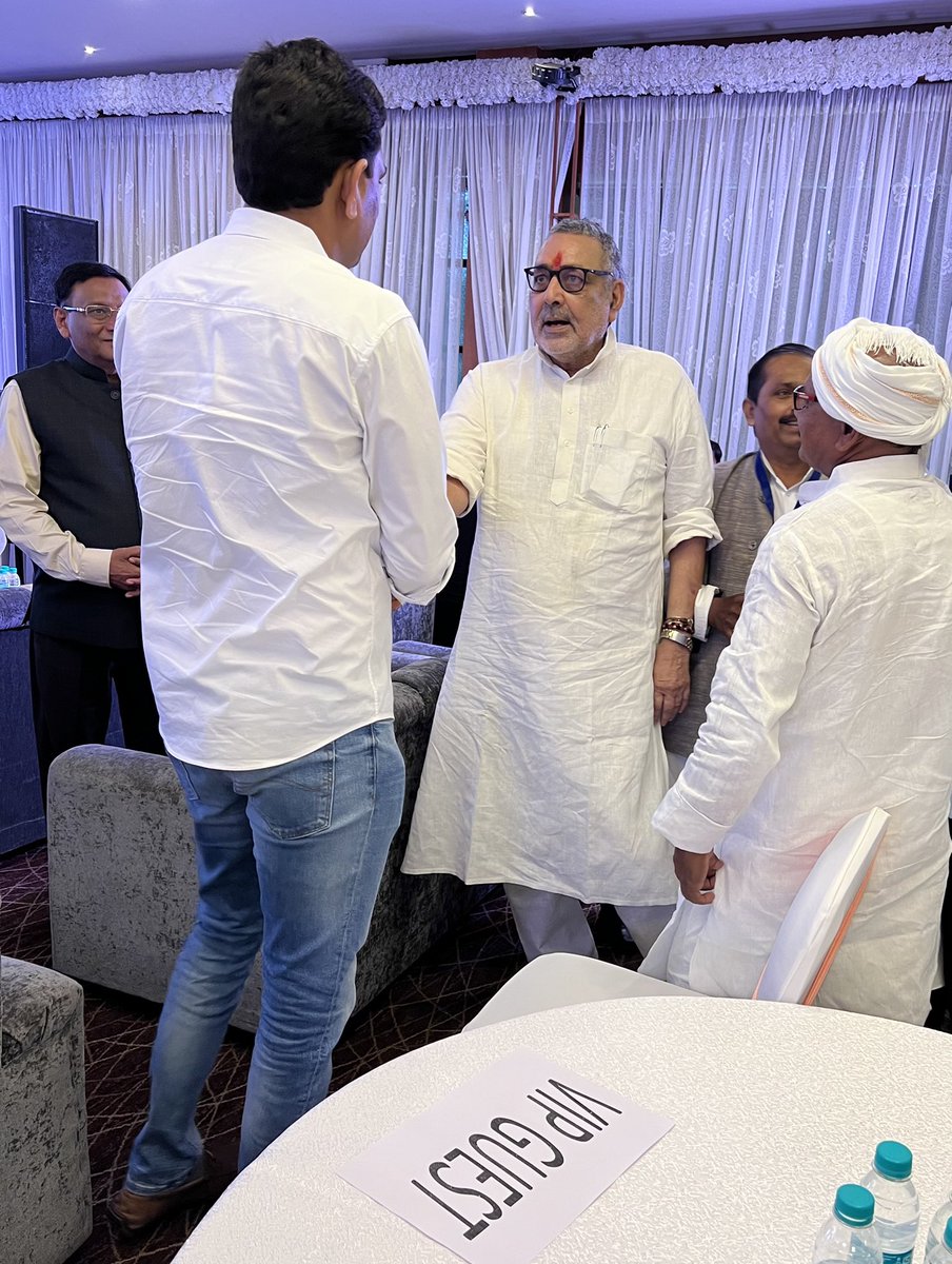 Rdhirajpura_'s tweet photo. बिहार के पटना में आयोजित #बिहार_ग्राम_संसद_चैप्टर~2 के कार्यक्रम में सहभागी बना। इस दौरान भारत सरकार के ग्रामीण विकास,पंचायतीराज मंत्री श्री @girirajsinghbjpव बिहार के पंचायती राज मंत्री श्री @SMCHOUOfficial के द्वारा सम्मानित होने का सौभाग्य प्राप्त हुआ। @drsanjaymayukh https://t.co/GhDOJGvEvC