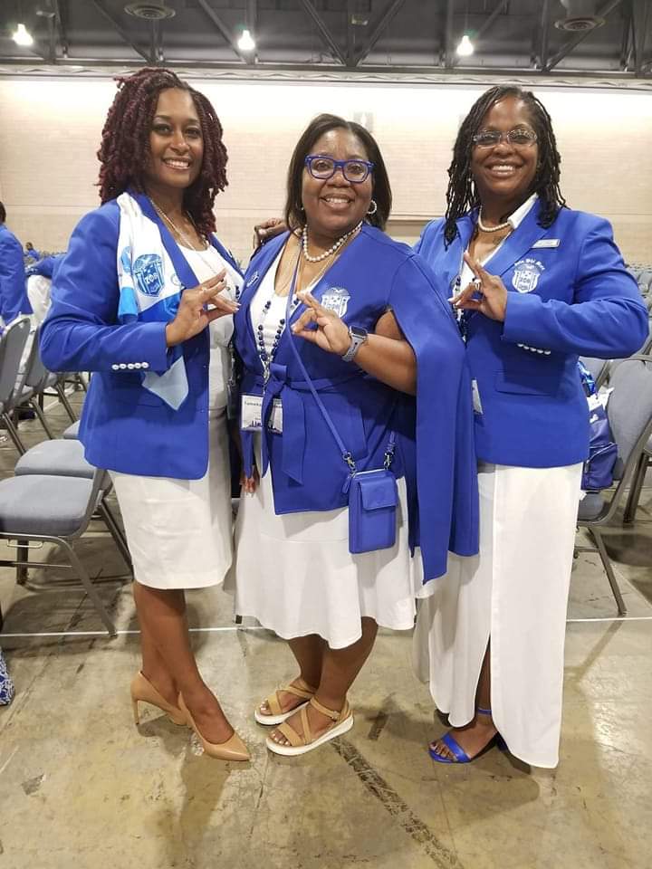 BlueLove_1920's tweet photo. That Theta/Lambda Zeta bond is #unbreakable πππ€ #embracetheextraordinary #bouleofsisterlylove #2022grandboule #boule2022 #ZPHI1920 #2022boule #zetaboule22 https://t.co/4HAoMrMggw