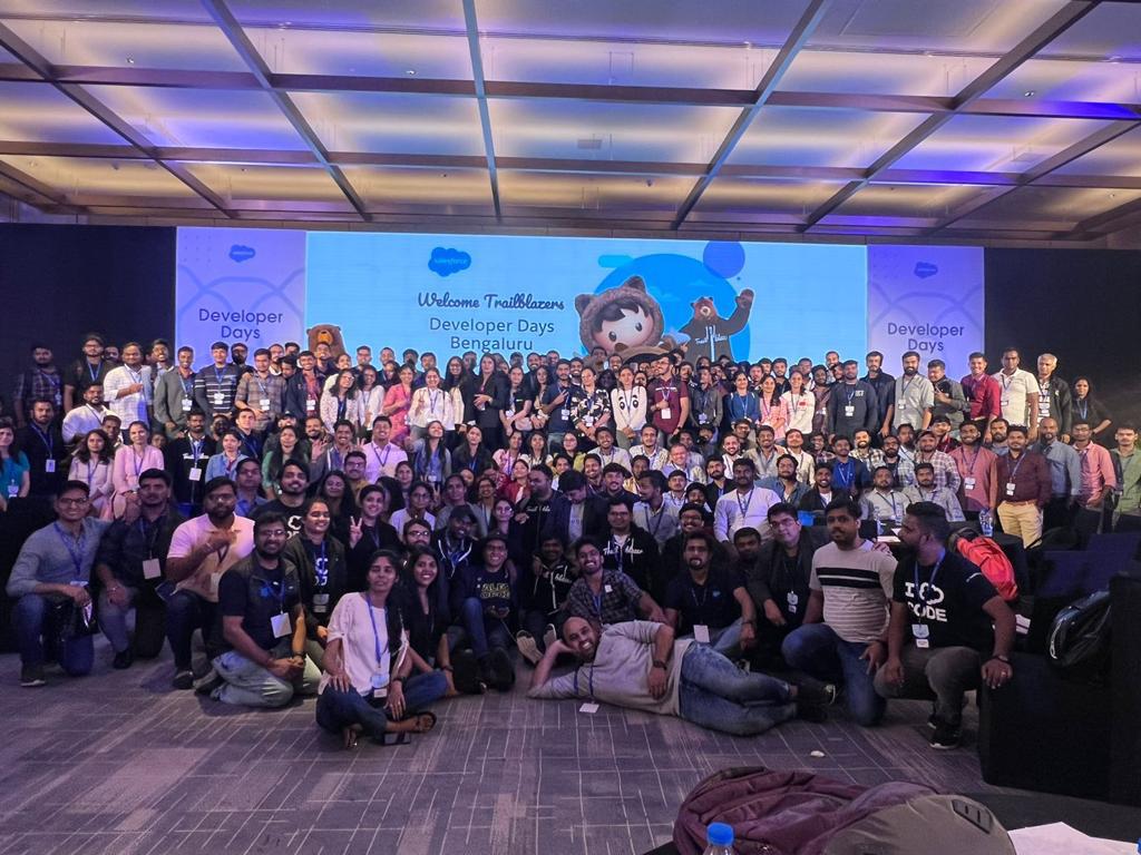 The mandatory event end photo.. All hail @iKishorebt's iconic pose. 
#SalesforceDevDays