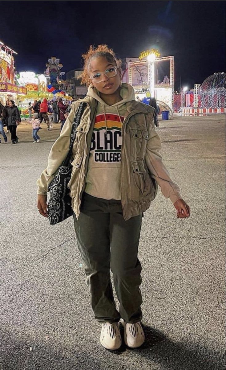 LandoSoReal's tweet photo. This style on a lady is so attractive 😍 I love it https://t.co/Ia33TqnoFz