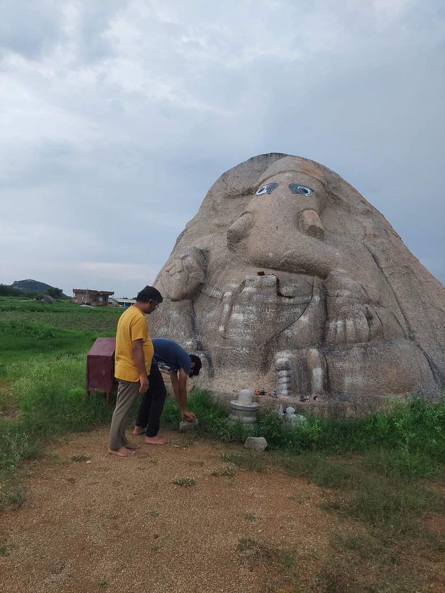 surentips's tweet photo. Visited Avancha village in Mahabubnagar,Telangana to see 1000 years old largest monolithic rock sculpture of 25 feet high Sri Ganesha carved by Chalukya dynasty

Requesting @KTRTRS and @VSrinivasGoud garu to sanction temple and secure our Telangana treasure 🙏

#TelanganaTourism https://t.co/4khAzVMCy5