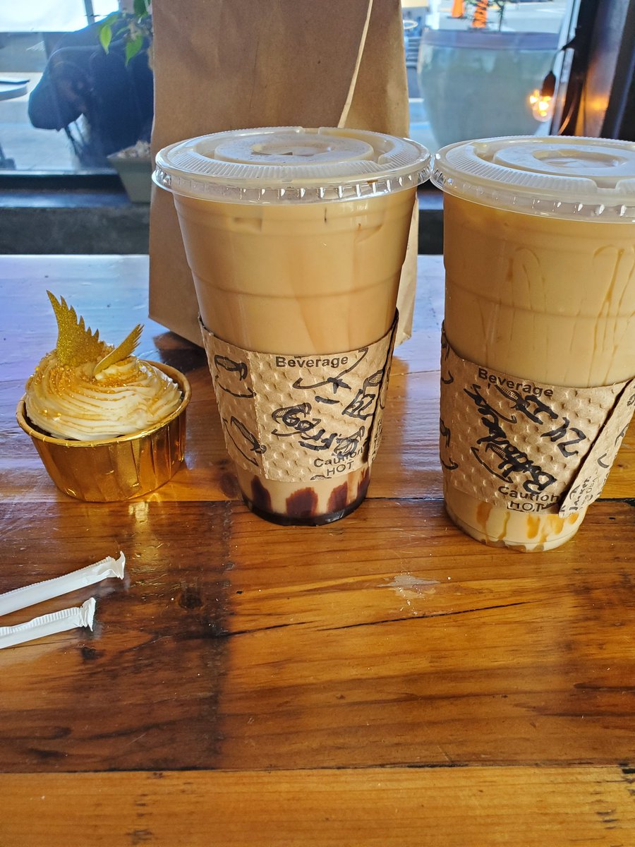 MischiefHowl's tweet photo. Celebrating #HarryPotterDay early @BlueOakCoffee
Very delicious!! #latte #cupcake
Drinking lattes for #EzraMiller who plays my favorite character #credencebarebone #aureliusdumbledore https://t.co/0vxeRou8ZE