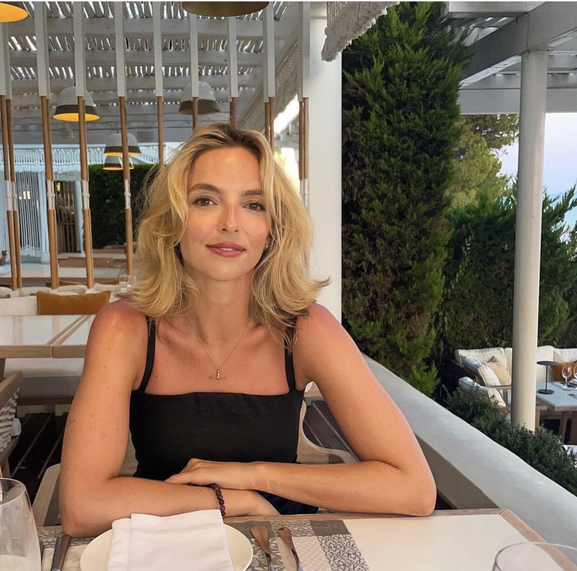 elliewo's tweet photo. THE HAIR - THE TAN - THE SMILE - EXCUSE YOU MISS COMER https://t.co/UHhlogGKuP