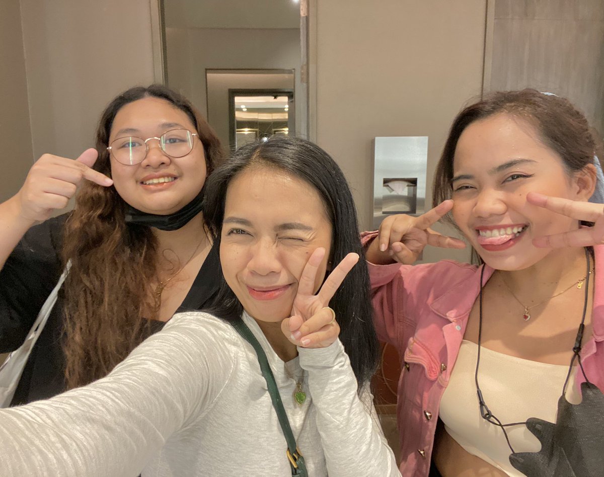 jecababii's tweet photo. July 30 TayNew FM 

Such a very memorable day 💙 

Super thanks @ogkaowbnt for giving us a lift to solaire 💚

Sa mga kasama ko na maghunt ng freebies @sanctayuary @jasmeeeee @multitawan @__shyneermoon @fujo_zip 
seatm8 @mONCEtaXx 

nice meeting you all 🙏🏼
#TayNewManilaFanmeet https://t.co/VFT3riTo1C