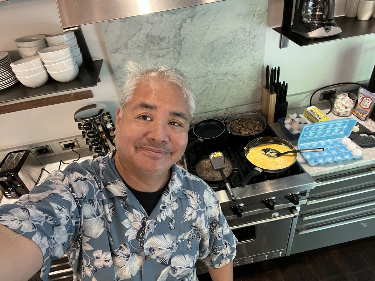 AccordionGuy's tweet image. Being a #StartupBus2022 conductor means taking care of the buspreneurs— the hackathon participants. I shopped for breakfast “fixins” and cooked a baker’s dozen hearty breakfasts to get them ready for their first pitch this afternoon!