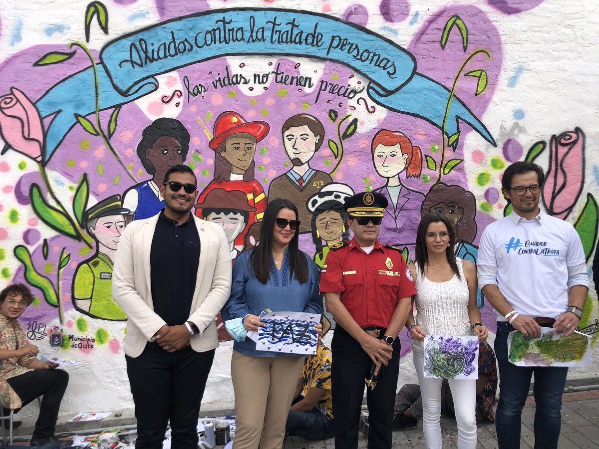 PatronatoSJ's tweet photo. ‘Aliados contra la trata de personas’, es el mural que se inauguró, en la plaza Arenas, en el marco del  #DíaMundialContraLaTrata, junto al alcalde, @SantiGuarderas y autoridades de @MinInteriorEc, @InclusionQuito, @BomberosQuito, @AgentesDeQuito, @SeguridadeQuito y Patronato. https://t.co/r1TmAYxIfZ