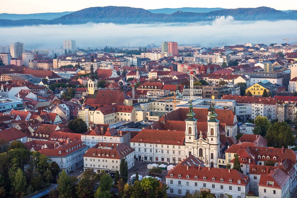 londonyimby's tweet photo. Overdevelopment, or gentle density? Graz, Austria https://t.co/8of64MPllY https://t.co/qUUdcc9thE