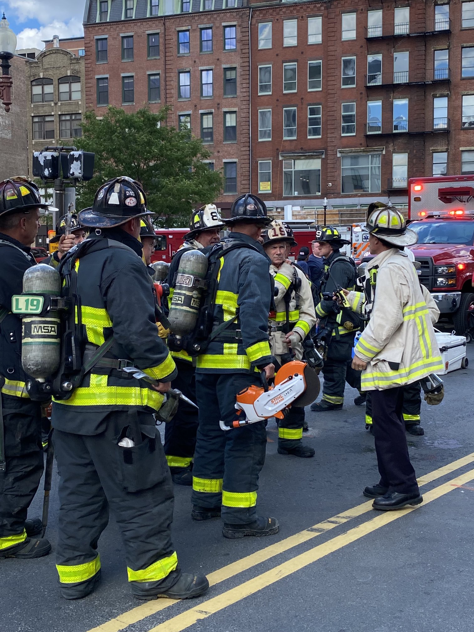 boston-fire-dept-en-twitter-companies-have-to-open-up-the-walls-to-reach-the-fire-they-are-using-saws-to-cut-open-the-duct-work-the-command-staff-have-been-rotating