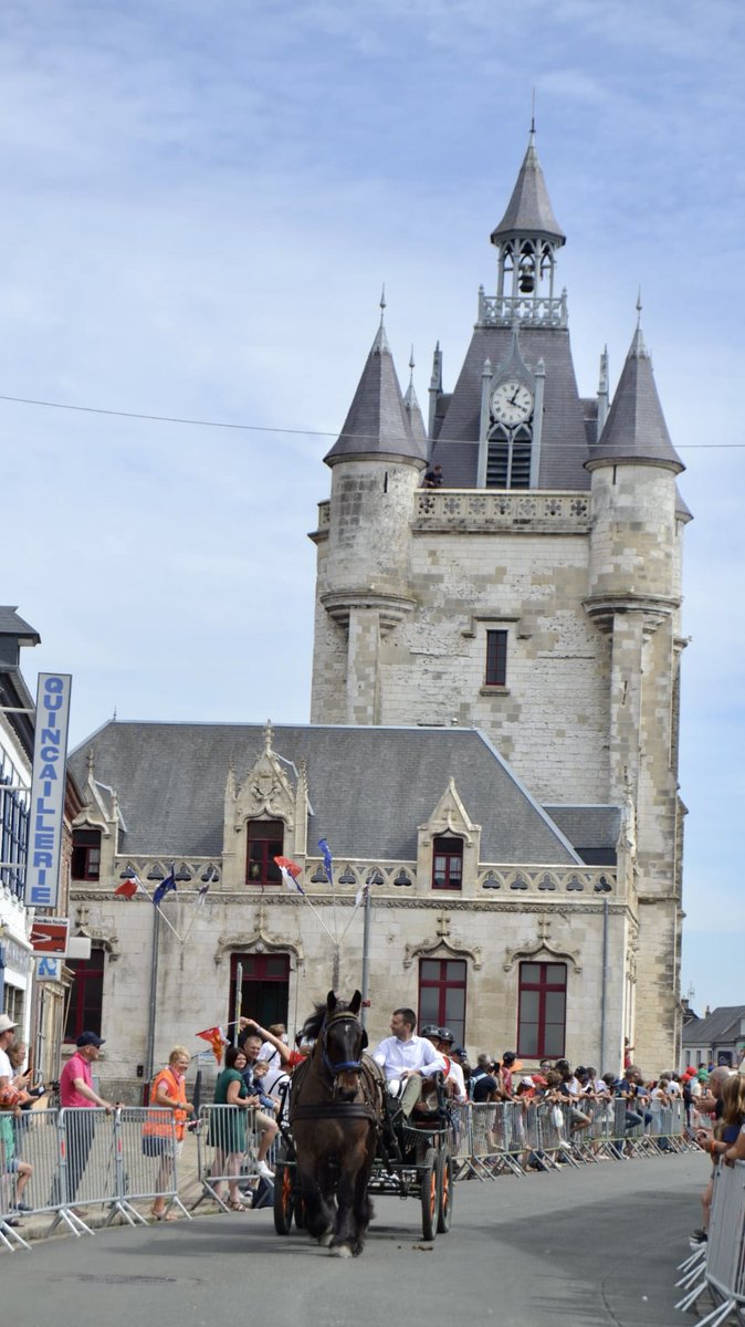 Ce jour à l’occasion de #Equirando2022 événement de la <a href="/FFEquitation/">Fédération Française d'Équitation</a> et plus grand rassemblement européen de tourisme équestre. Après une randonnée d’approche, découverte de la Baie de Somme du Parc du Marquenterre et du cheval #Henson puis défilé dans Rue(80) avec 1000 chevaux.