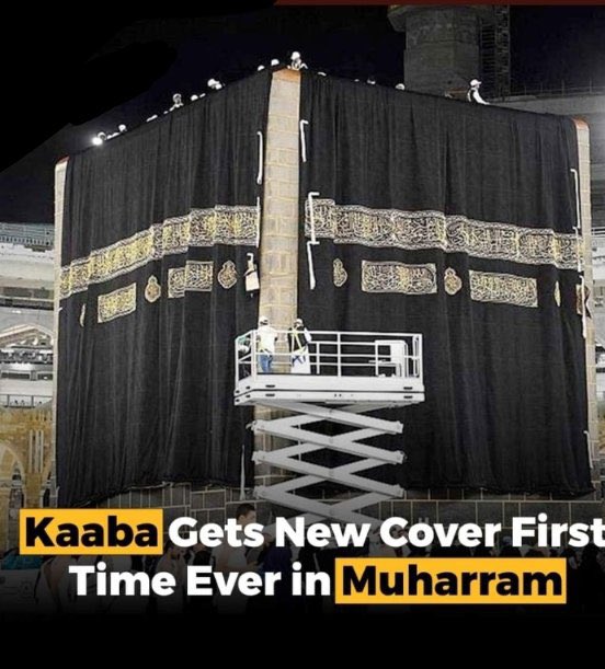 The cloth of the Holy Kaaba, Kiswa, was replaced by the staff of the General Presidency for the Affairs of the Grand Mosque and the Prophet Mosque on Saturday, at the start of new Islamic year. #Kaaba
#dostmazari #DGISPR #ThoriSeeMoneyLaundering
#یوم_عمرؓ_پرعام_تعطیل_کرو