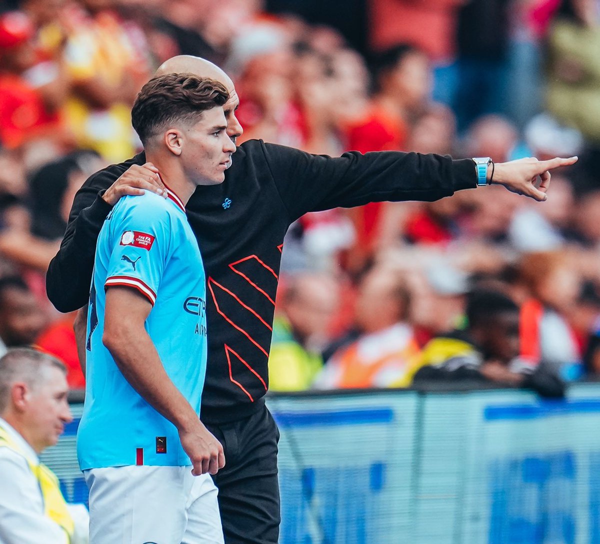 Debut y gol para Julián Álvarez. A puro olfato dentro del área. Además, empezó la jugada con diagonal y descarga. Mejor imposible.