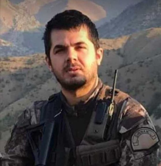 MuratBakan_35's tweet photo. Bugün, mobbing ve amir tahakkümüne katlanamayıp intihar eden polisimiz Alparslan Soylu'nun, Şırnak'ta üç yıl birlikte özel harekat polisliği yaptığı arkadaşı, polisimiz Murat Sucu da mobbing ve amir tahakkümüne daha fazla katlanamadı ve intihar etti.
Haberin var mı @suleymansoylu https://t.co/e0wdQsYWeE