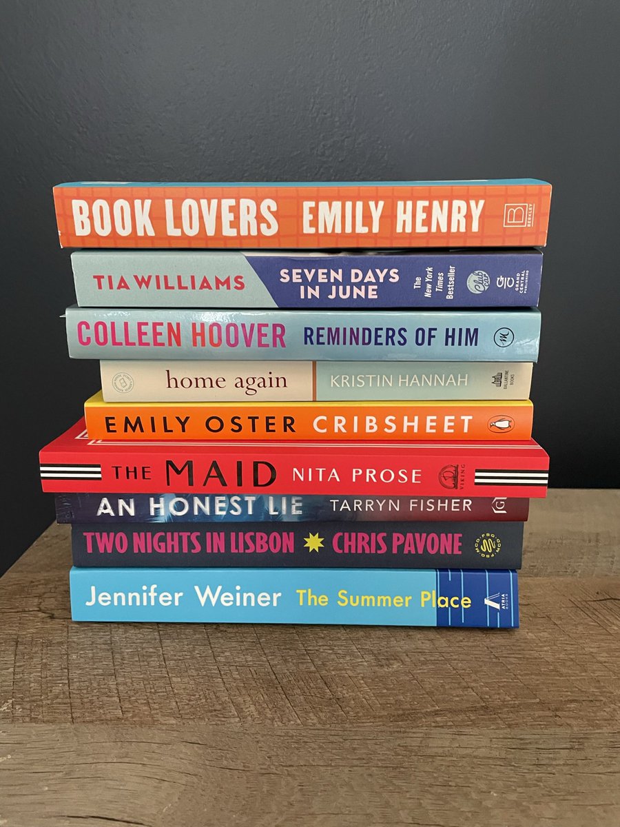 JennLogie's tweet image. Summer pile 📚😍#BookTwitter
