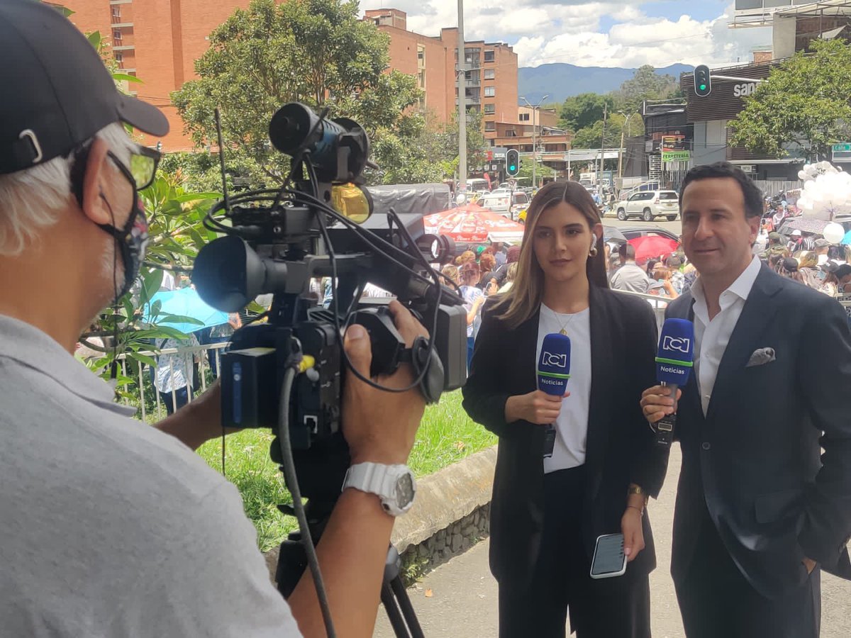 #AlAire desde #Medellin <a href="/isaatehortuaa/">Isabella Atehortúa</a> <a href="/JoseMAcevedo/">José Manuel Acevedo</a> en la despedida final a Darío Gómez <a href="/NoticiasRCN/">Noticias RCN</a> <a href="/CanalRCN/">Canal RCN</a>