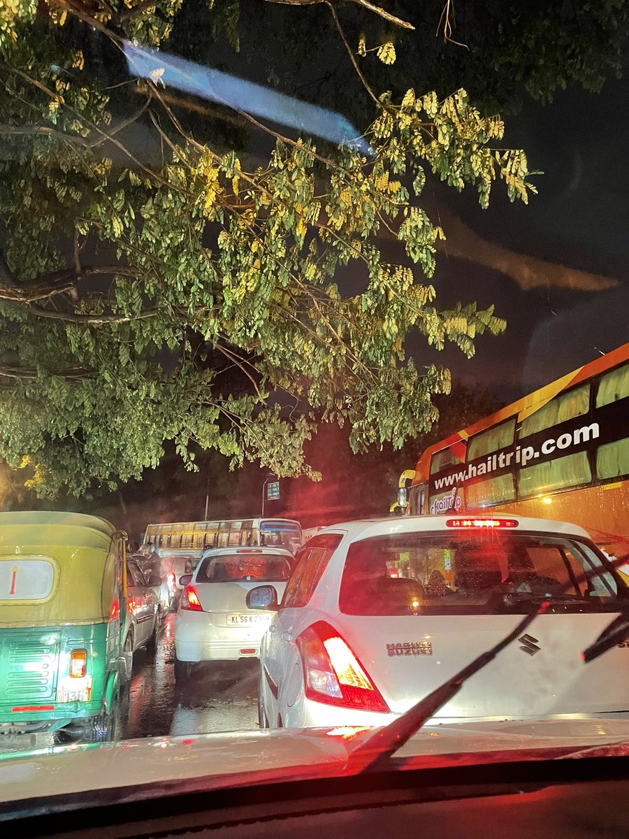 prachi9404's tweet photo. No traffic police at 11:20 pm traffic! Stucked at the same place for more than half n hour! #Bangaloretrafficsucks #bangalorerains #BangaloreTraffic #bangalorerains #Bangalore https://t.co/L3AiJSyc2u