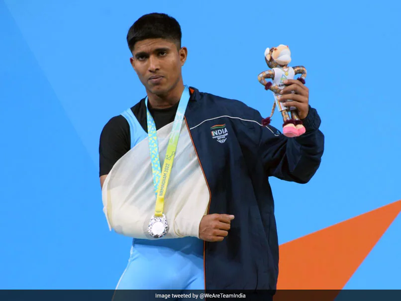 ndtv's tweet photo. #CommonwealthGames | India's medal tally so far 

🥇Mirabai Chanu wins gold in women's 49kg weightlifting 
🥈Sanket Sargar wins silver in men's 55kg weightlifting 
🥉Gururaja Poojary wins bronze in men's 61kg Weightlifting https://t.co/n2lOA3apjx