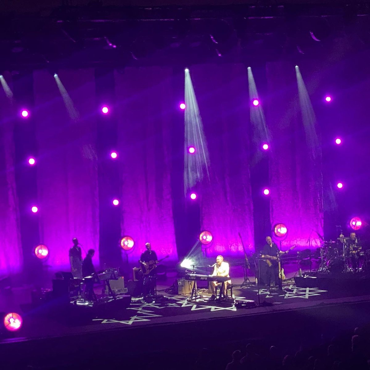 liammayclem's tweet photo. #liamslist 🎶 ⚡️
“Gladiatorial combat of a musical nature will take place here at the Greek” said David Gray. And he did not disappoint. 2.5 hour show with rare cute, hits, White Ladder (20th anniversary) in its entirety plus the bonus of an a two Bowie⚡️ song encore! https://t.co/0IzIh3if8C