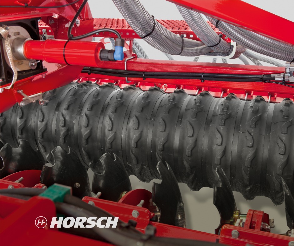 HORSCHUK's tweet photo. The third packer version of our Kredo power harrow! 🙌
 
⚙️ FarmFlex Packer ⚙️
▶ Robust rubber roller with 54 cm diameter
▶ Especially for medium soils with low cohesiveness
✅ Strip consolidation
✅ Reduces the crusting effect of the soil
 
#horsch https://t.co/wKxcl06rJI