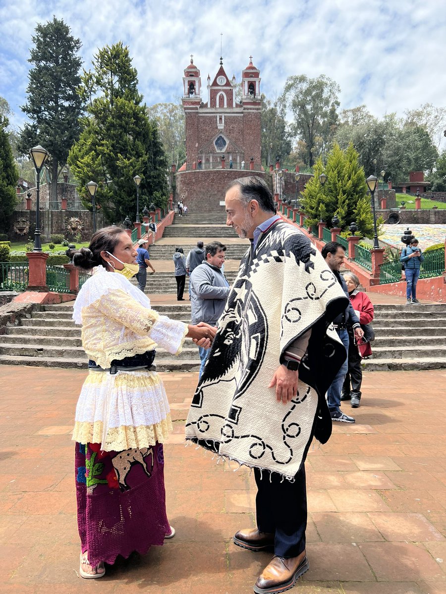 FerFlores_Emp's tweet image. Agradecido por tener cerca a personas de buen corazón cómo Teresa, originaria de #Metepec que me regaló este poncho padrísimo hecho con sus propias manos.