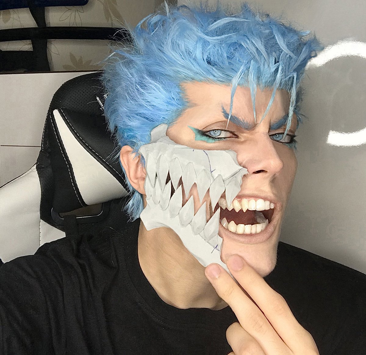 Trying on the prototype mask just to fit the size to my face. 💢💀🐈‍⬛ 
#Grimmjow /#BLEACH