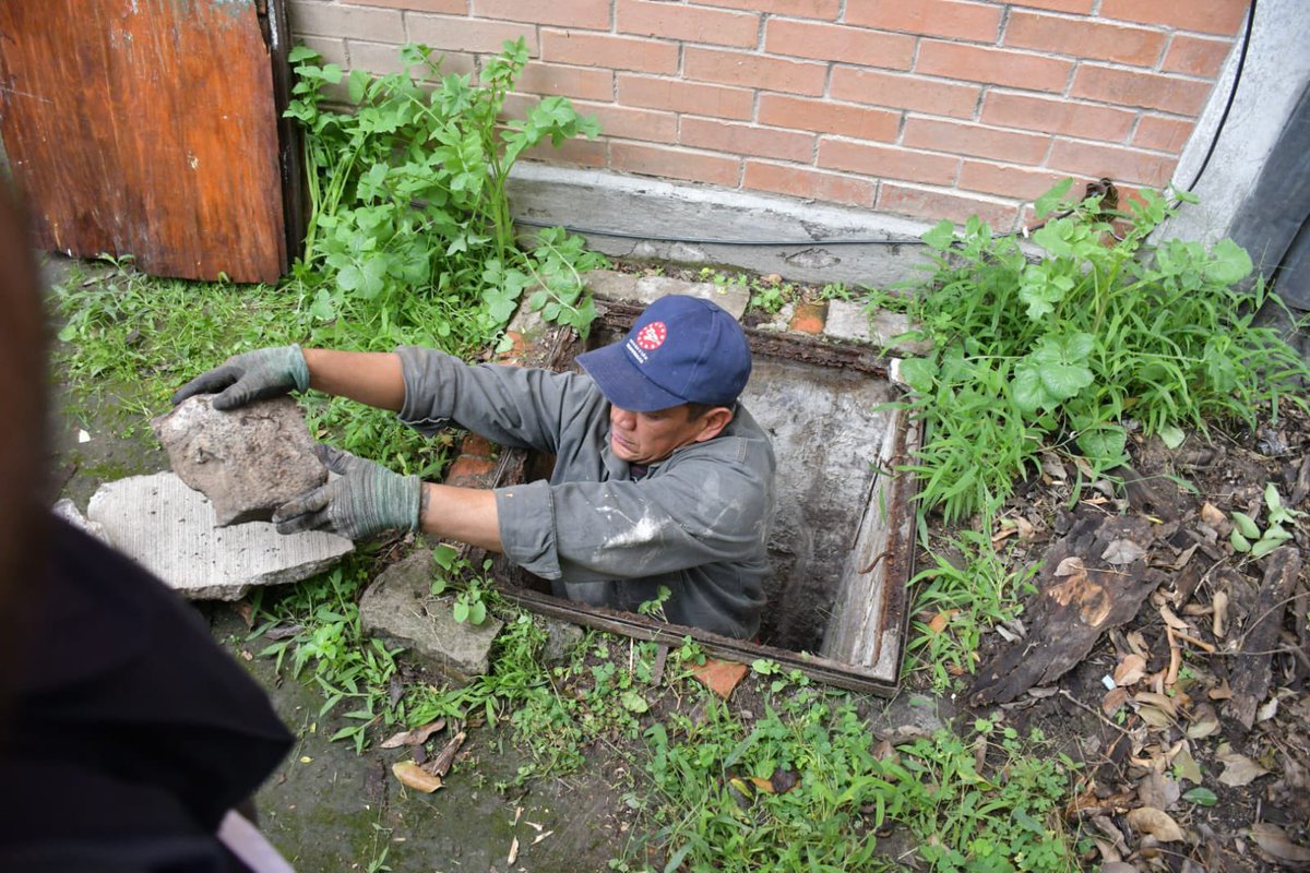 AzcapotzalcoMx's tweet photo. El #TrenDeServicios de unidades habitacionales realizó este #SábadoDeLaUnidad acciones de mejoramiento en la U.H. Manuel Rivera Anaya CROC 1 consistentes en mantenimiento y poda de áreas verdes, desazolve y limpieza de rejillas pluviales y red general de drenaje, entre otras. https://t.co/ZQTX6KGlS0