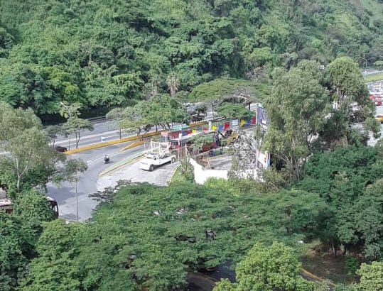 juanjoseojeda's tweet photo. #30jul En lugar de ser retirados los restos de autobuses chinos de la puerta Oeste del Teleférico de Caracas, los están colocando dentro de su estacionamiento #chatarras #autobuseschinos #TelefericodeCaracas #Denuncia #Caracas #Mariperez #Venezuela https://t.co/08fXMq9VH1
