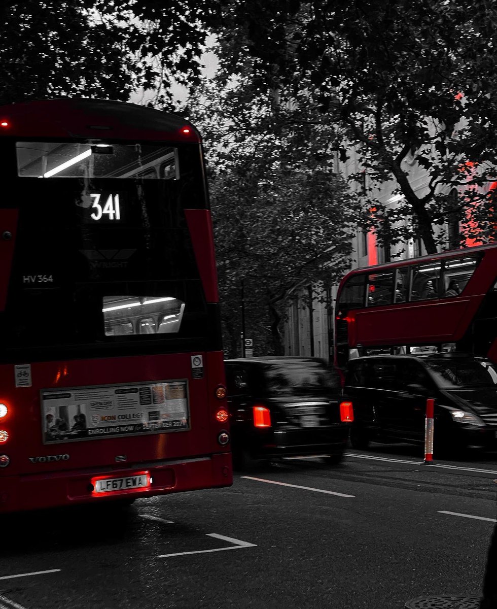 Photographers! 📸🚨 

Show me your RED &amp; BLACK photos - I’ll retweet them all! ♻️ 

This is mine - London rush hour 🌑❤️ 

#photographychallenge #photograghy