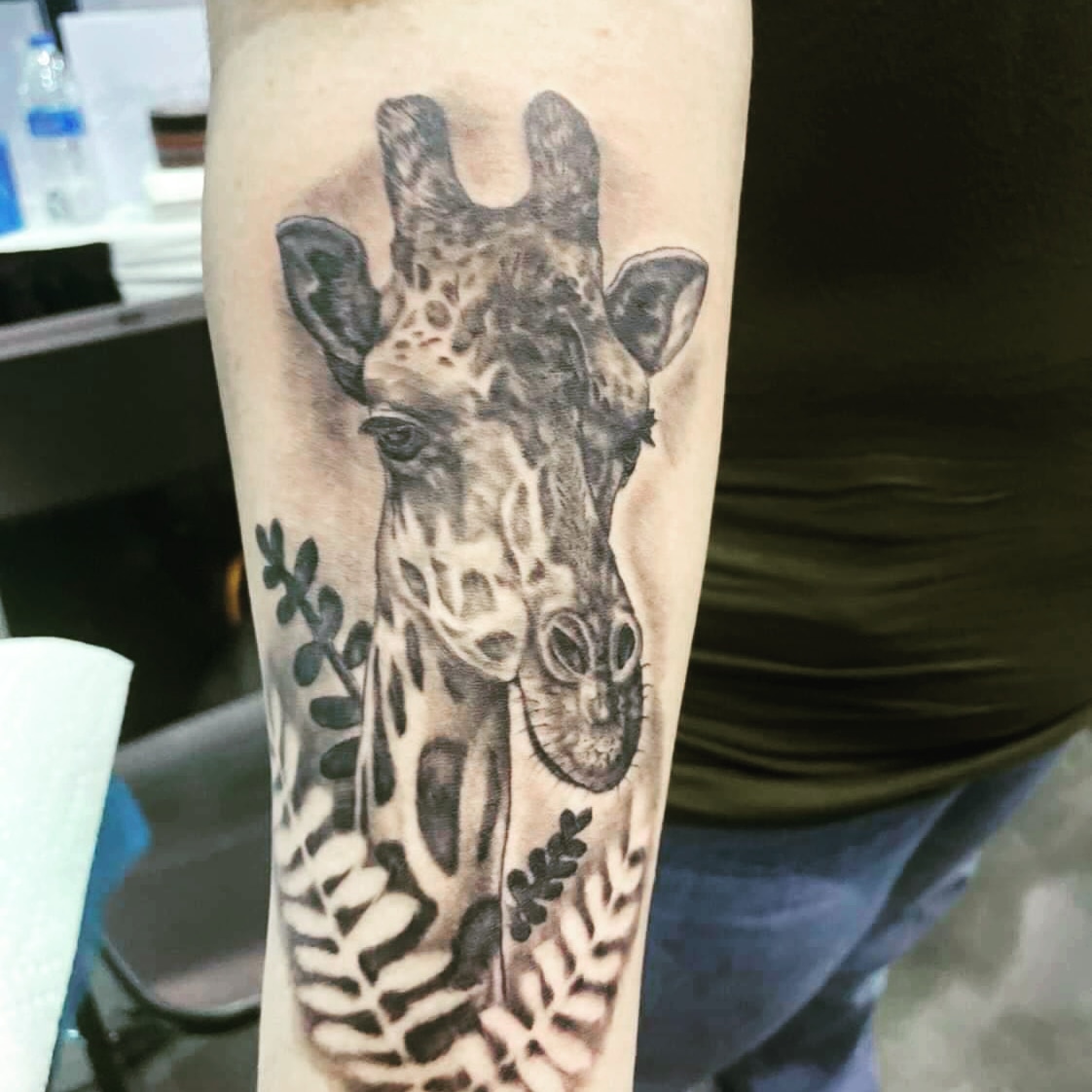 MarieCNeal's tweet photo. So in love with my giraffe. ❤️ https://t.co/beOFowLkQO