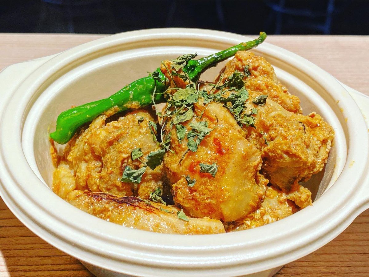 三条通、牡蠣小屋フィーバーさんの下の1Fにて、昨日から出店中。
本日も、チキンスパイスカレーとキーマスパイスカレー、またはその2種のあいがけ、そしてタンドリーチキンを提供中！

杉ヶ町の店舗でも本日は、上記メニューとドリンクを提供させていただきます。