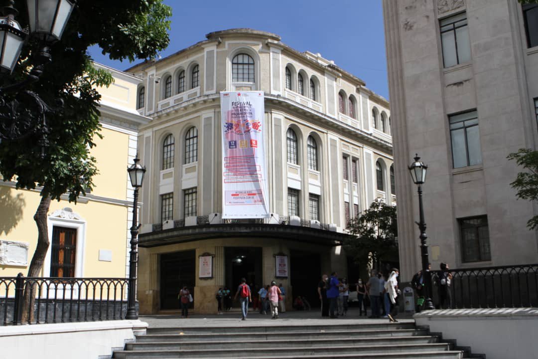 VillegasPoljak's tweet photo. Armando Reverón cobró vida en el cuerpo del maestro Germán Ramos con la Compañía Municipal de Teatro de Yaritagua en Teatro Principal de #Caracas, en marco del Festival Internacional de Teatro Progresista #Venezuela 2022. 

Repite en #Bolívar el LUN 1AGO y en #Monagas el MIE 3AGO https://t.co/yJfPGg6yH6