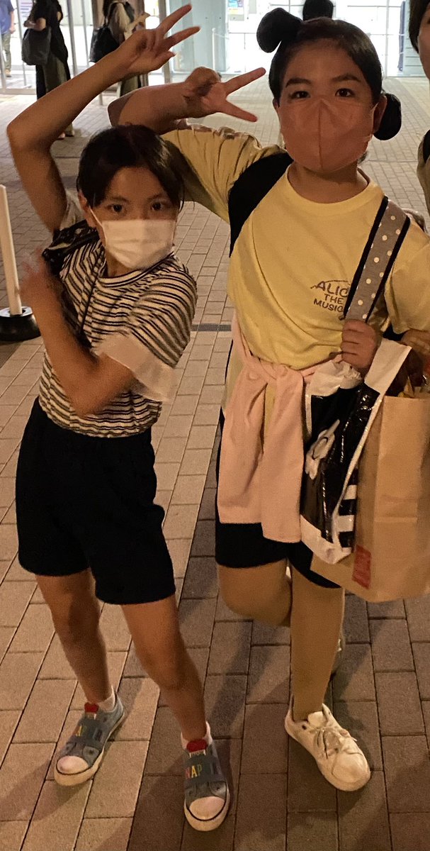 YGakumazawa's tweet photo. 昨日、#ALICETHEMUSICAl 初日を迎えることができました❣️

課題はまだまだありますが、やっぱり舞台は楽しい✨

妹が #加藤笑 ちゃんのハッターと、#饗庭梨衣花 ちゃんのうさぎさん、そして #張家ヰエナ ちゃんのリリーとエミリーが素敵✨と気に入ってました！ https://t.co/rwKTiAigJr