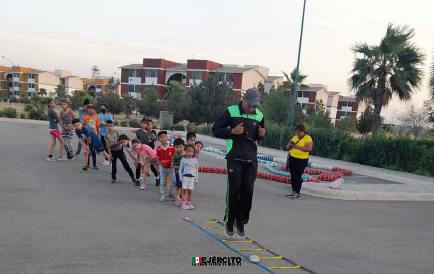 Defensamx1's tweet photo. Personal perteneciente a la #6ZonaMilitar del #EjércitoMexicano llevó a cabo diferentes actividades de acondicionamiento físico con habitantes de los municipios de #CdFrontera y #Monclova, #Coahuila.

#PromoviendoElDeporte
#UnidosSomosLaGranFuerzaDeMéxico. https://t.co/5lZ1pHzOuS