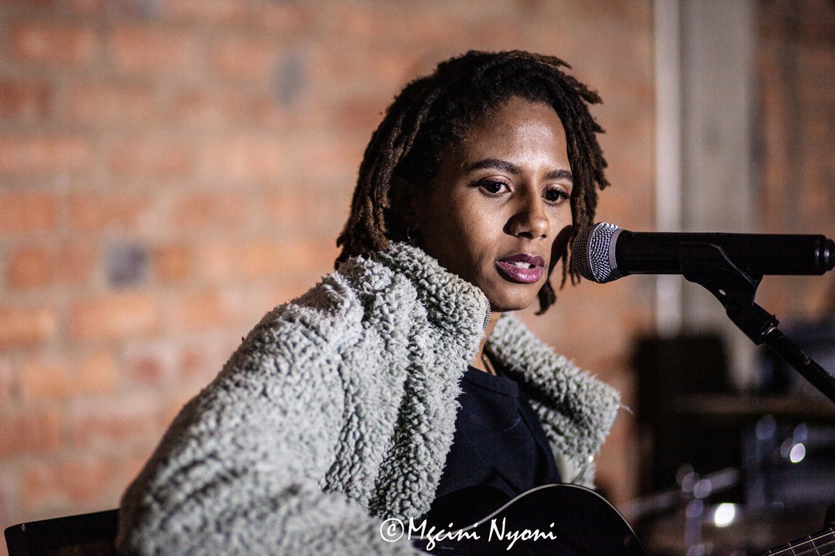 Her name is @callmezarae; a brilliant guitarist and vocalist. Captured by @MgciniNyoni at Acoustic Night at @TheOasisByo hosted by @tarironegitare on Friday the 29th of July 2022