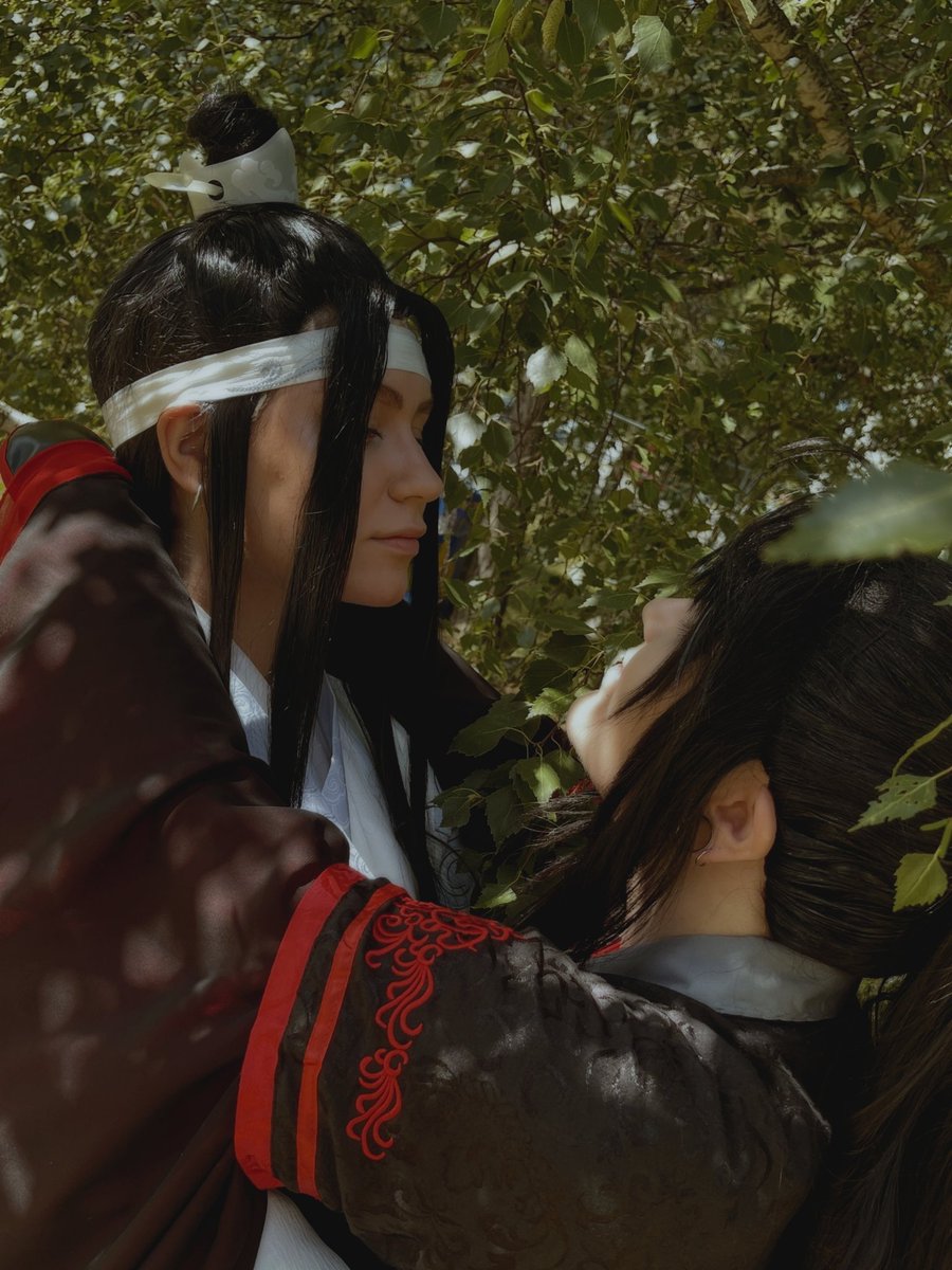 ashtrash_aslan's tweet photo. Wanxian has me Ina chokehold @WendiBury 

#mdzs #wanxian #mdzscosplay #wwx #lwj https://t.co/UIvipfdFoC