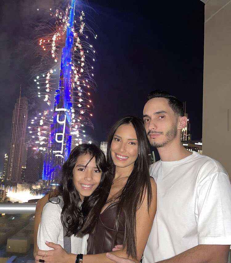 IsaSatosha's tweet photo. Fait troublant également, Illan à parler pendant des semaines de #Animoon à sa communauté, on le retrouve en photo sur Instagram en compagnie de la compagne de Mounir… Hagda Prata ⬇️⬇️⬇️
#Animoon #marcblata #MaximAdam #NFT #SCAM #blatarnaque #nadeblata https://t.co/w6yl7TQw8j
