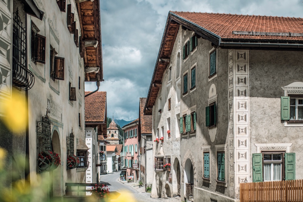 In Bergün (1376m) begint de Albulapas. Al het verkeer dat over de pas gaat rijdt door ons straatje.