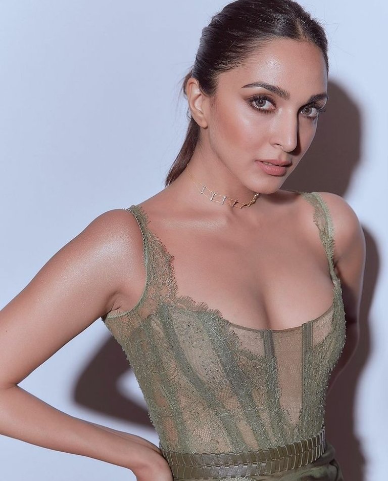 This girl can slay anytime anywhere with or without makeup 

HAPPY BIRTHDAY KIARA ADVANI 