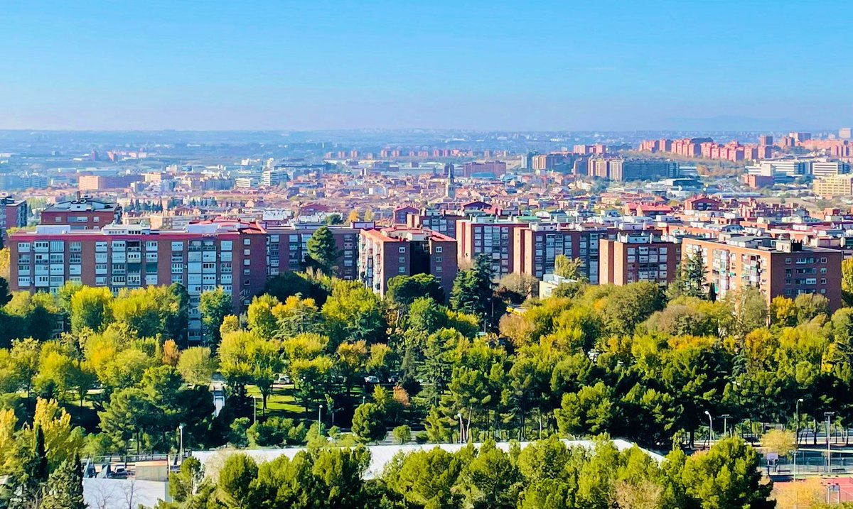 ¡Hoy os vengo a contar la historia de nuestro gran distrito! Porque somos un lugar con mucha lucha e historia, donde la mayoría de nosotros vivimos felices aquí y queremos que cada año sea un lugar mejor en el que vivir. Señoras y señores… ¡bienvenidos a la VILLA DE VALLECAS! 🏡